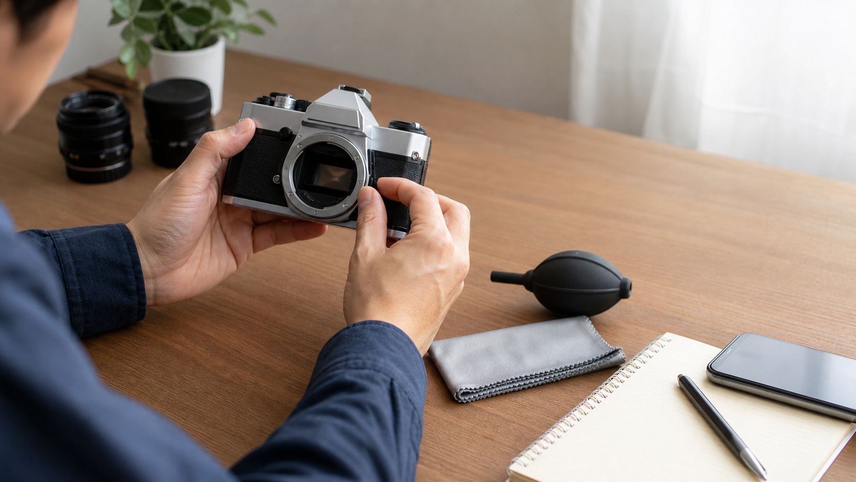 フィルムカメラを手に取って動作確認しているイメージ